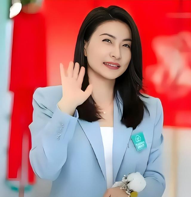 全网恭喜！45岁霍启刚又升职了，级别很高，妻子郭晶晶立了大功