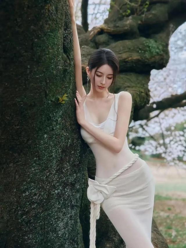 陈雅欣：被美到失语！人间星光礼服杀