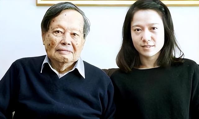 翁帆相伴21年，杨振宁去世后，继子杨光诺一句感谢话让她口碑暴涨