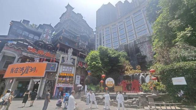 官方再通报！红衣女子“底裤”被扒，列入黑名单，再也不敢嚣张了