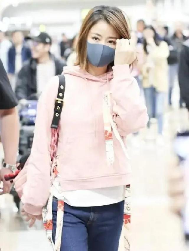 看了林心如的穿搭，我悟了：卫衣不配阔腿裤、短靴，才更洋气减龄