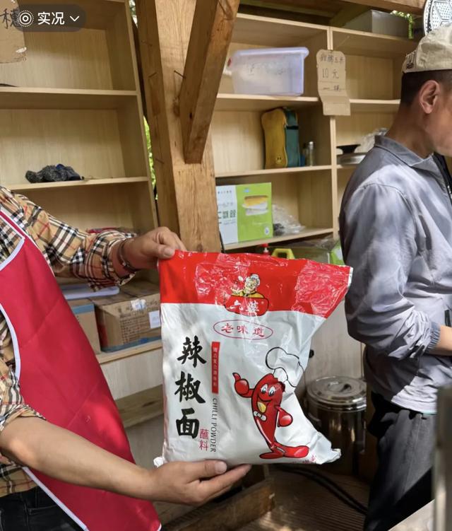 超多重庆人爱去的景区，花费上百块，宁愿人挤人就为吃根烤肠？