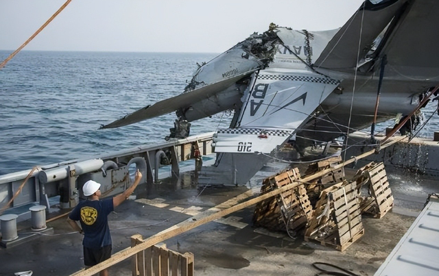 南海再闹风波！两架飞机坠海后，美国航母调转方向，霸权露怯了？