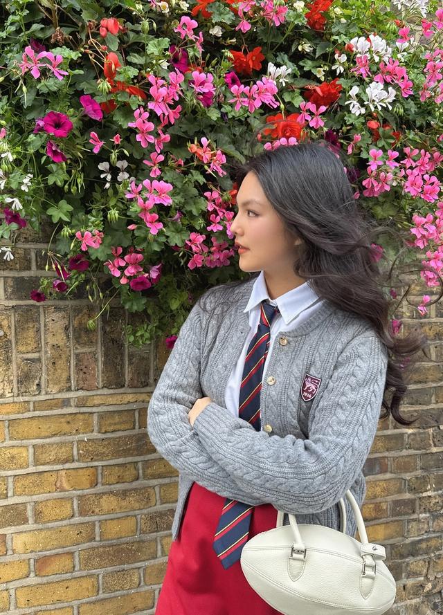 李湘王诗龄出席伦敦大秀，母女俩身宽体胖的，李湘大象腿更圆润了