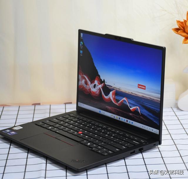 ThinkPad E14 2025 AI元启长续航版测评：全天候续航超轻薄商务本