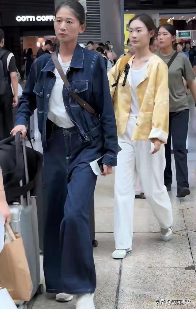 女民兵们各自返程回家，身高都在180左右，军装一脱依旧光芒万丈!
