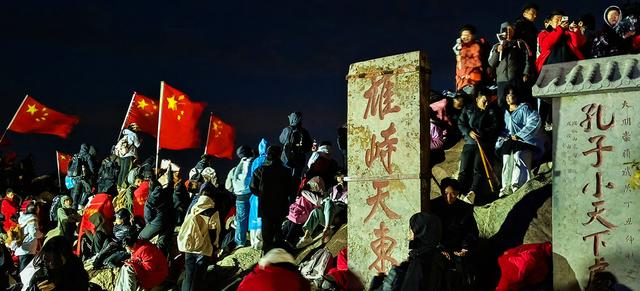 泰山之巅，最爱这抹中国红！