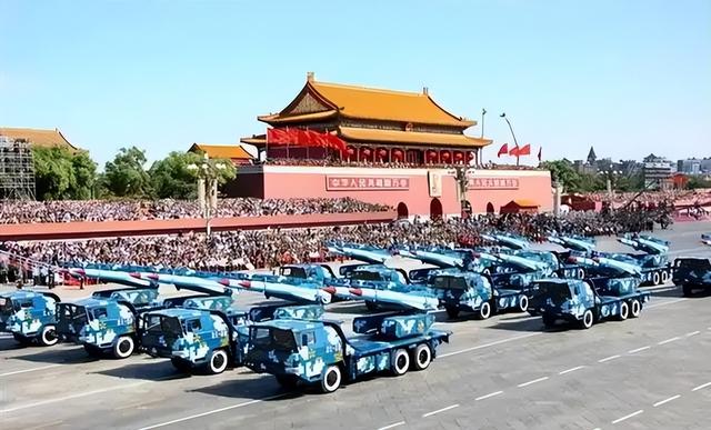 阅兵途中，如果女兵突然想上厕所怎么办？中国解决方式太聪明