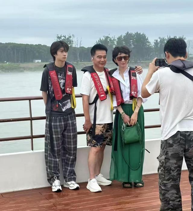 原来他们是夫妻，《许我耀眼》他4婚娶小12岁娇妻，老婆像梅艳芳