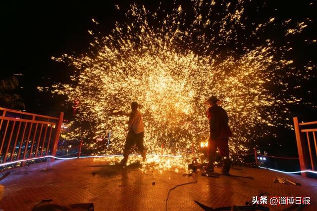 当淄博遇上西双版纳？云雾花街遇侗族大歌，夜场电光火壶点燃中式赛博朋克
