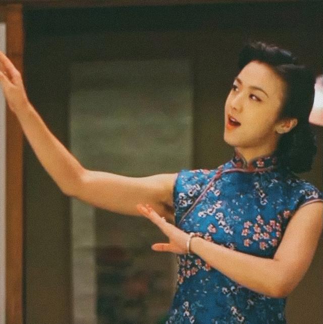 用腋毛羞辱她，真离谱