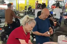 深圳70多岁老人夫妻还要通宵摆摊炒饭，网友：这是社会的悲哀！图片