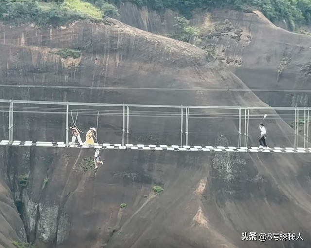 惊险！男童踩空玻璃栈道，身体悬挂空中，路人营救被骂，景区回应