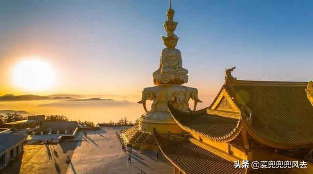 初雪落仙山：邂逅峨眉山最静谧的初冬，领略银装素裹的人间仙境！