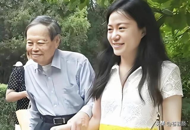 演都不演了！杨振宁去世仅7天，恶心的一幕出现，结局大快人心