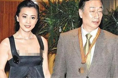 恩爱了17年，75岁的郭台铭开始衰老萎缩，51岁的曾馨莹仍娇艳如花