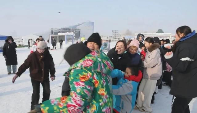 冰上运动会“花式整活” 点“燃”现场游客