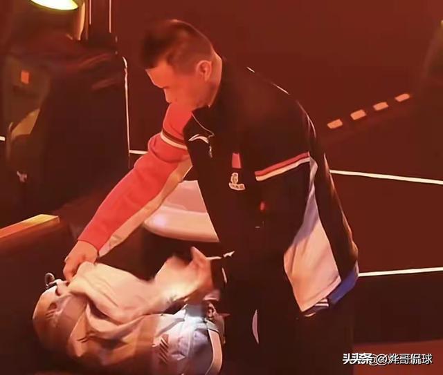 北京大满贯 孙颖莎的家人也来了 恩师掌声最快 莎莎居然这样称呼他