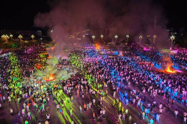 百里杜鹃篝火狂欢夜点燃夏日激情 文旅体融合赋能世界级旅游目的地建设
