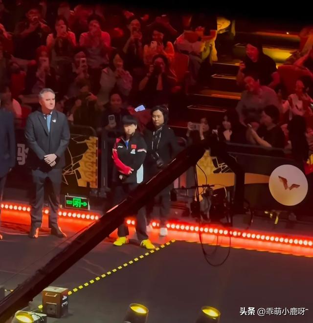 等待合照被孙颖莎遗留在舞台上的奖杯和鲜花！