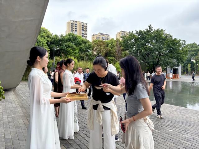 中宣部带队50余名记者,为何集体“沉醉”射洪?