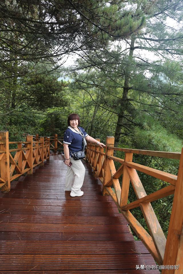 文县天池，深山峡谷中被秋天吻过的仙境