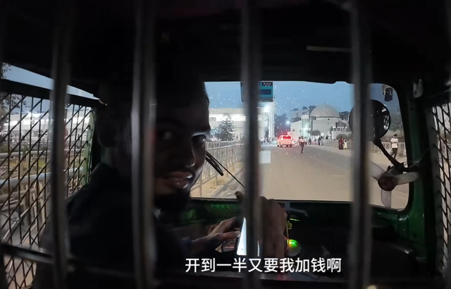 中国小伙勇闯孟加，刚下机场直接崩溃，落地第一件事就是“坐牢”