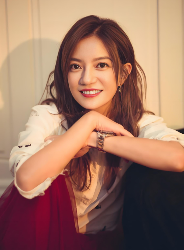 翻身无望！49岁赵薇再曝近况，胃癌传闻真相大白，脸垮皮松人憔悴