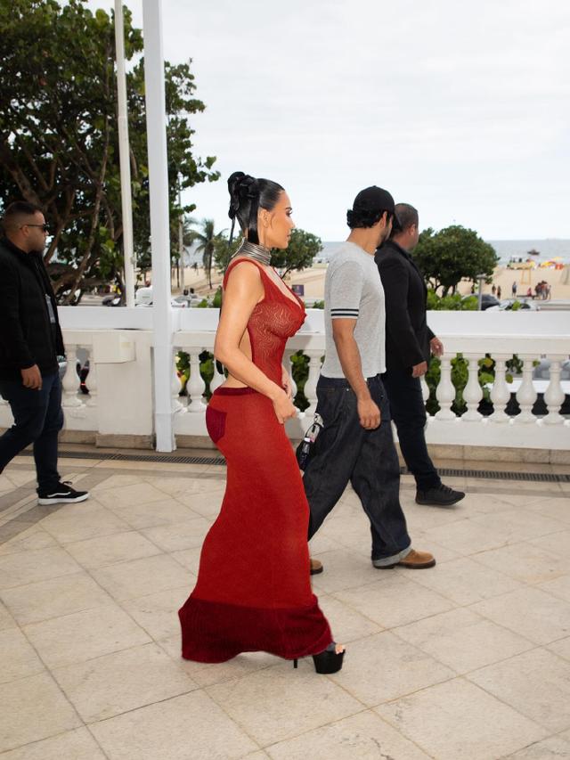 金卡戴珊红裙造型