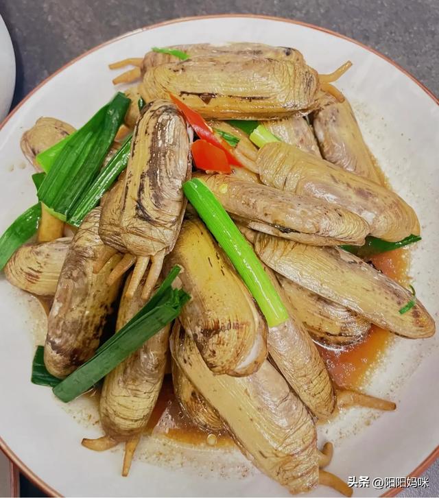 开饭啦～今日午餐奢侈一把，简简单单四菜一汤，哈哈😄～