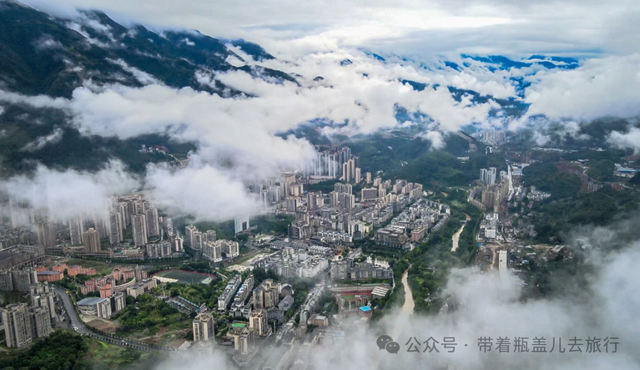 重庆最偏远区县，惨遭两条高铁绕道而过，神秘文化暗藏世界级秘境
