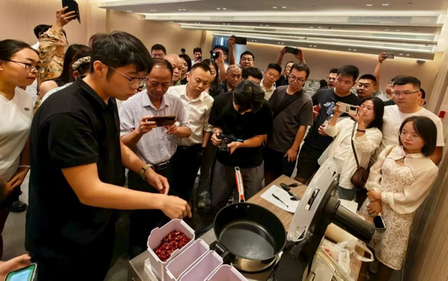 机器人真会“整活”！贵安这场AI主题沙龙科技感拉满