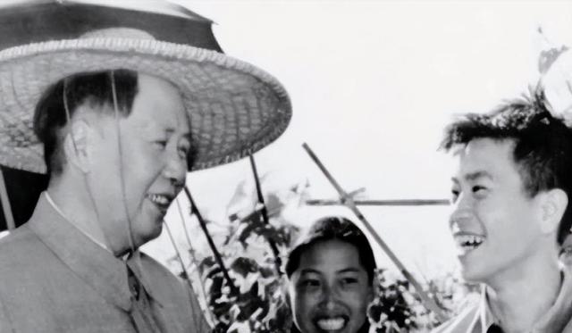1948年毛主席东渡黄河，刚开船，毛泽东突然转身：快！给我照相