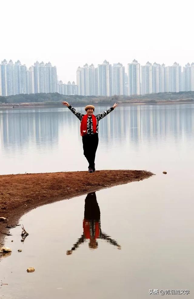 盘龙悠远银杏黄 水中学友情谊长