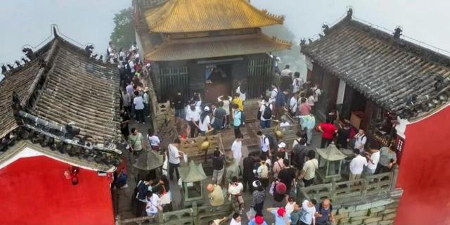 “武当号”金秋启程 千人共赴仙山之旅