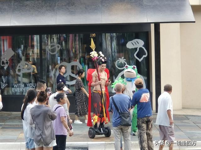 周末16点，长春新民大街又准时变身步行街，市集和舞台开放