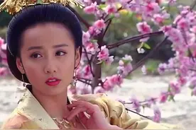 宫女偷偷怀孕，太后下令处死，动手时，宫女掏出保命符图片