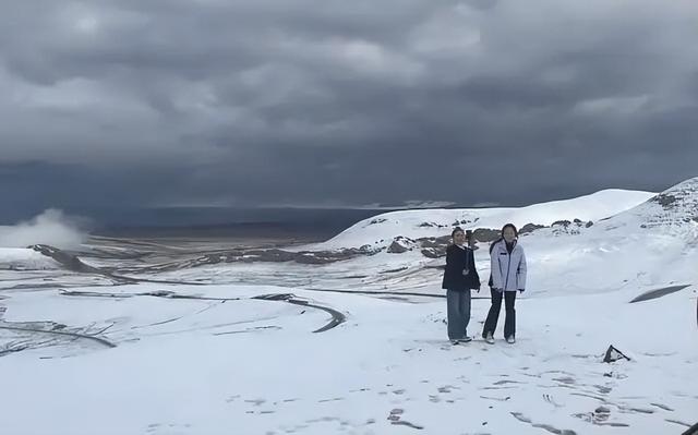西藏纳木措国庆下大雪了！气温低于0℃，但湖面没结冰，雪山连接云朵宛若仙境