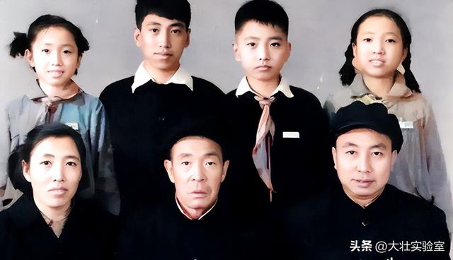 华国锋的夫人韩芝俊有多美？1961年的全家留影，30岁她端庄贤惠