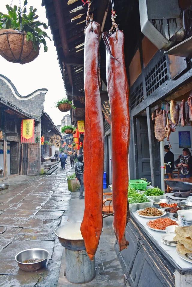 被重庆光芒掩盖，这座小城被一碗“刨猪汤”带火，景点几乎免费看