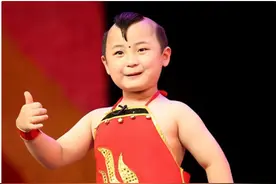 6岁上春晚8岁就去世，被父母“吸干血”的邓鸣贺，悲剧谁来买单？图片