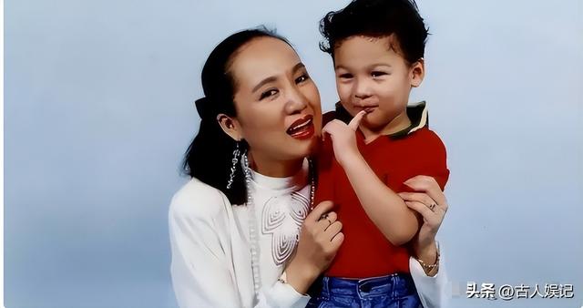 屡次登上春晚走红的郑绪岚，远嫁美国丢了事业，如今她现况如何