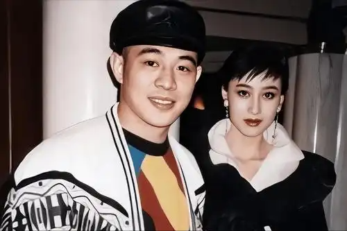 同样是李连杰的女人，64岁黄秋燕和63岁利智对比，简直天差地别