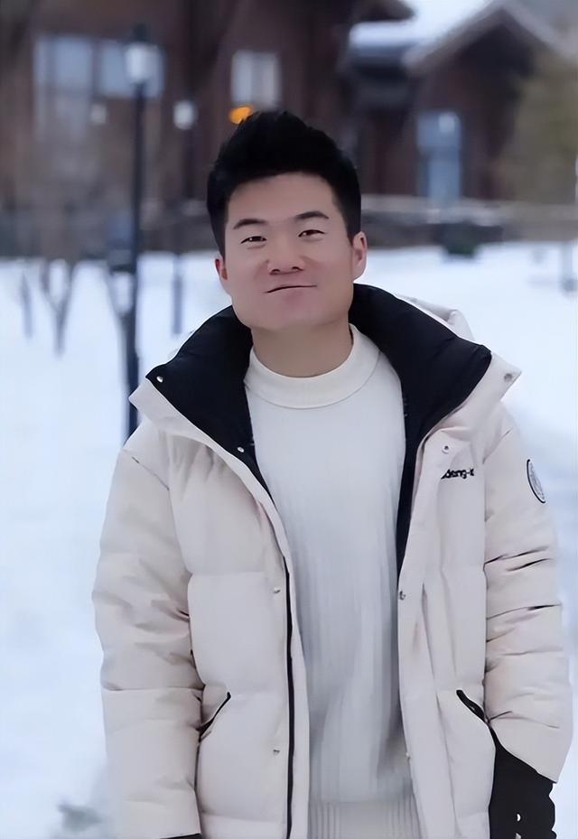 官媒发文，高调官宣32岁董宇辉喜讯，全网恭喜，终于等到这一天