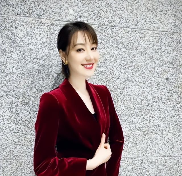 讨好大佬，陪睡上位，遭央视“开除”	，她身上的标签哪个才是真的