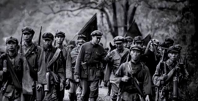 老人在北京军博偷摸文物被制止，他却语出惊人：我背它走完的长征