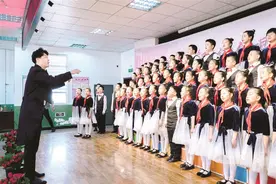 阳泉市矿区13所小学合唱团舞台竞歌图片