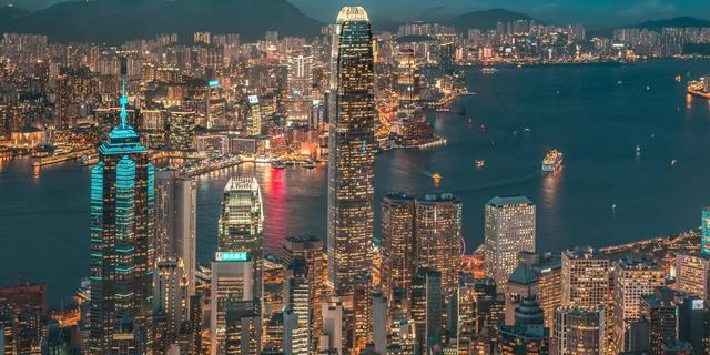 30年前，香港GDP是上海的6倍，新加坡GDP是上海的3倍，现在呢