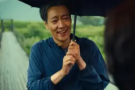 51岁辛柏青携妻女国外度假，朱媛媛衣着朴素，16岁女儿颜值罕曝光图片