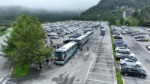 国庆假期武隆景区人气火爆，秩序井然氛围浓，国潮盛宴引客来